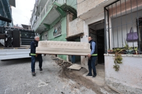 Konak’ta eşya dayanışması Bağışlar ihtiyaç sahiplerine ulaştırılıyor (1)