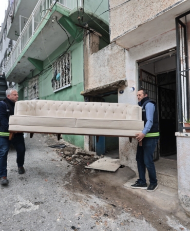 Konak’ta eşya dayanışması Bağışlar ihtiyaç sahiplerine ulaştırılıyor (1)