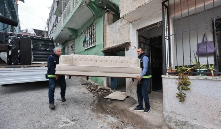 ​Konak’ta eşya dayanışması: Bağışlar ihtiyaç sahiplerine ulaştırılıyor