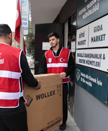 Konak’ta kimse yalnız değil Tekerlekli sandalyesine Konak Belediyesi ile ulaştı (4)
