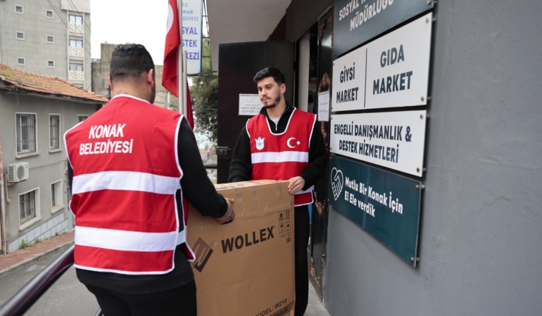 Konak’ta kimse yalnız değil: Tekerlekli sandalyesine Konak Belediyesi ile ulaştı