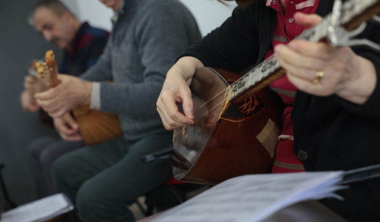 ​Konak’ta ücretsiz bağlama kursuna yoğun ilgi