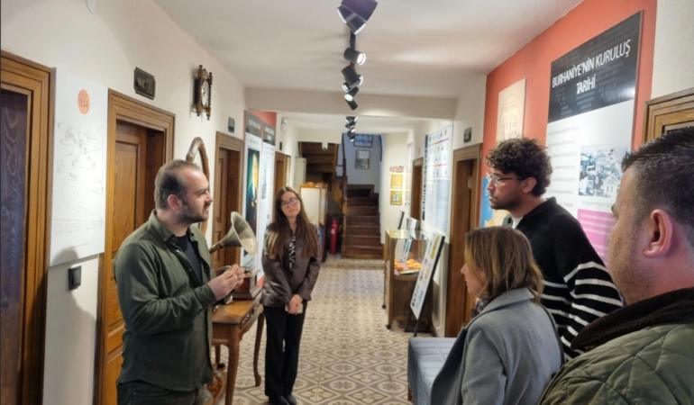 Ayvalık Alan Başkanlığı Ekibinden Burhaniye Kent Arşivi’ne Ziyaret