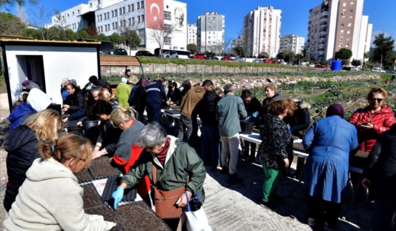 Bornova’da toprak kadınlarla canlanıyor