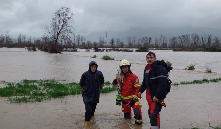 Seydikemer’de Mahsur Kalan Vatandaşlar İtfaiye Ekiplerince Kurtarıldı (1)