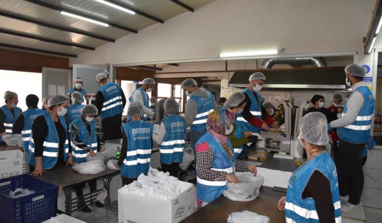 Menemen Belediyesi Aşevi’nden her gün 10 bin kişiye yemek