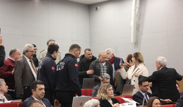 Basmane Çukuru için Meclis’te pankartlı isyan: ” Gökdelen istemiyoruz”