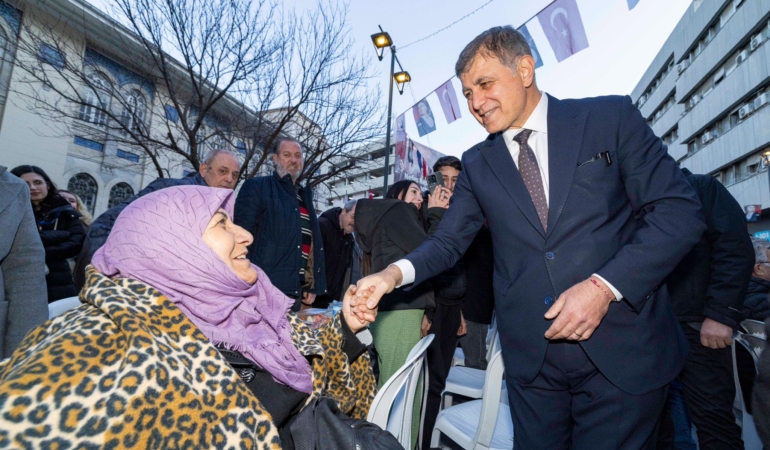 İzmir Büyükşehir Belediyesi’nin iftar sofrası Kemeraltı’nda kuruldu