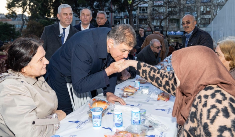 Bergama’nın iftar sofrası Tıp Bayramı’nda doktor başkanları buluşturdu