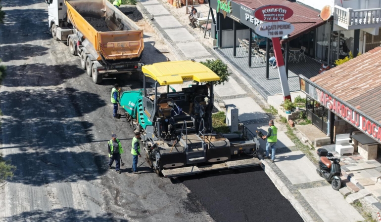 Çeşme’nin yolları yaza hazırlanıyor