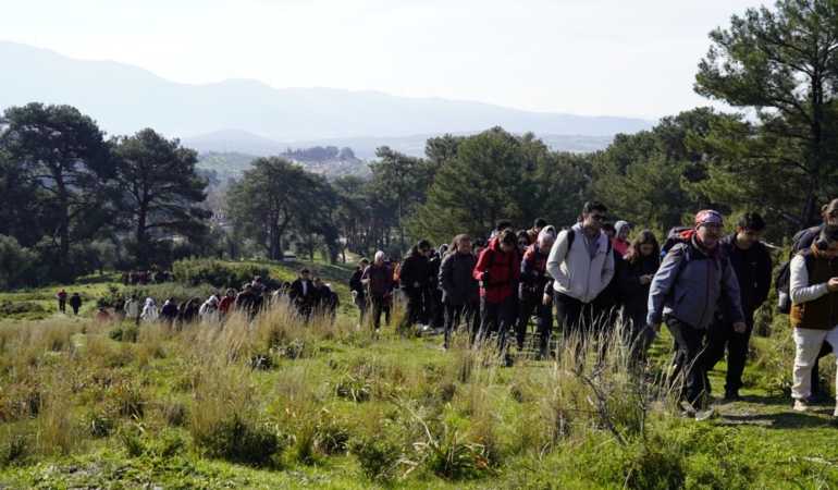 Gençler baharı Efes-Mimas Yolu’nda doğayla karşıladı