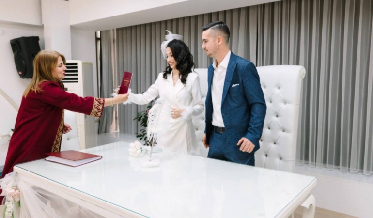 Balçova’da yeni evlenen çiftlere alışveriş kartı desteği