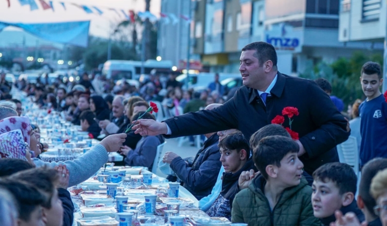 Torbalı’da 3 bin kişi aynı sofrada oruç açtı