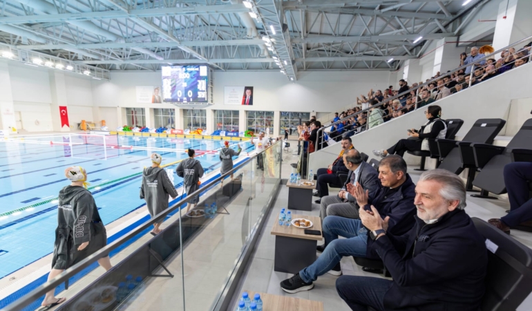 Göztepe’nin Avrupa zaferine Başkan Tugay da eşlik etti