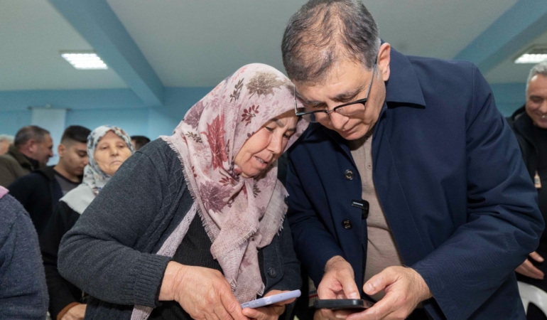 Başkan Tugay iftardan sahura halkın arasında