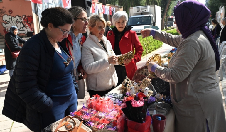 Bornova’da 8 Mart’a güçlü mesaj