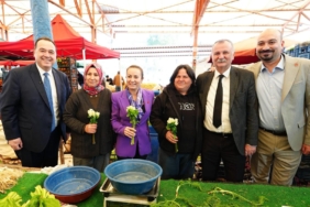 Başkan Dutlulu’dan 8 Mart’a Çiçekli Kutlama (2)