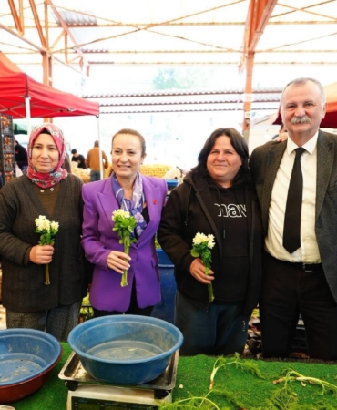 Başkan Dutlulu’dan 8 Mart’a Çiçekli Kutlama (2)