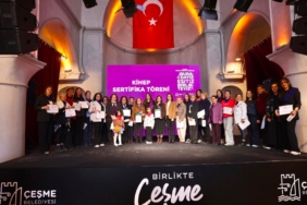 Çeşme’de 8 Mart Dünya Emekçi Kadınlar Günü “Buradayız, Eşitiz, Birlikteyiz” temasıyla kutlandıPHOTO-2026-03-08-16-49-52