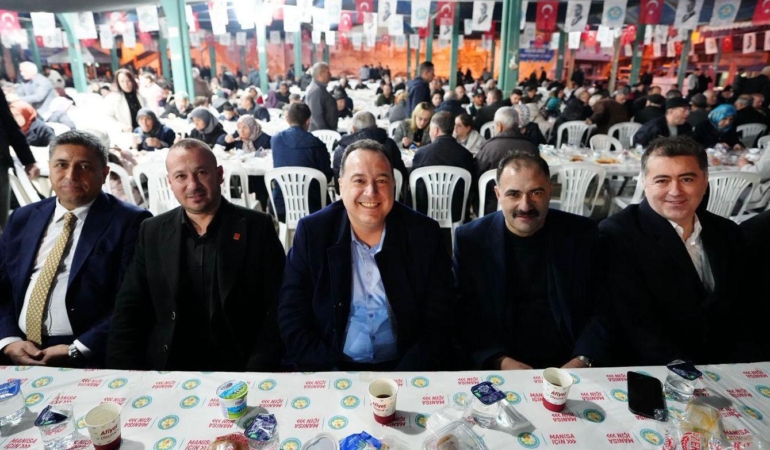 Demirci’deki İftar Sofrası Birlik ve Bereketi Aynı Sofrada Buluşturdu (5)