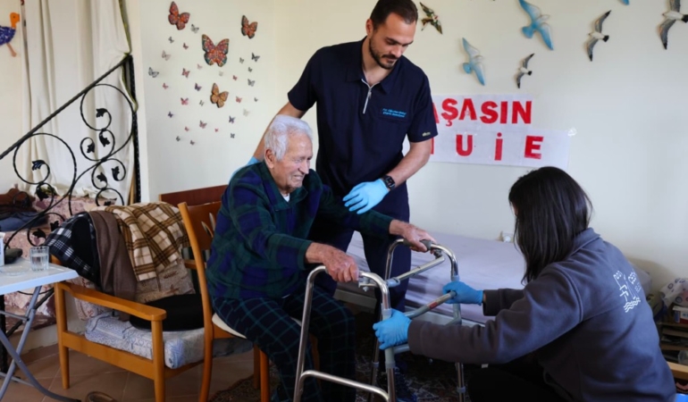 Çeşme Belediyesinden bayram öncesi anlamlı destek: Ev temizliği ve kişisel bakım hizmeti