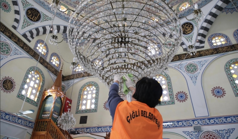 Çiğli’de Bayram Öncesi Cami Ve Mezarlıklarda Kapsamlı Temizlik
