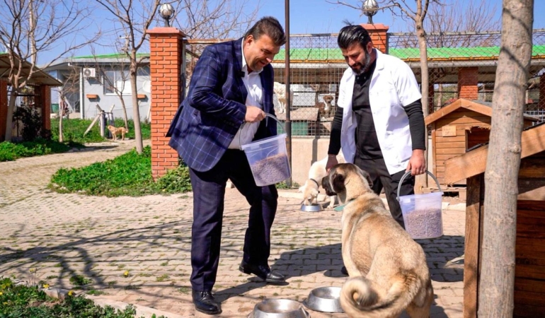 Seferihisar’da sıfır atıkla mama üretimi başladı Başkan Yetişkin: “Artık çöpe giden yemekler can dostlarımız için mamaya dönüşüyor”
