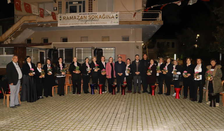 Bayındır’da Müzik ve Çiçeklerle Dolu Akşam: Kadınlar Günü Ramazan Sokağı’nda Kutlandı
