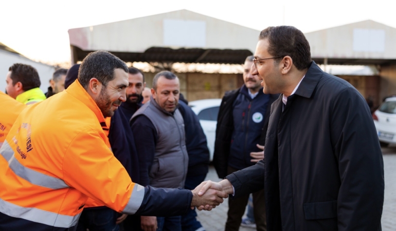 Bayram öncesi Balçova’da dayanışma tablosu: Başkan Yiğit emekçilerle buluştu