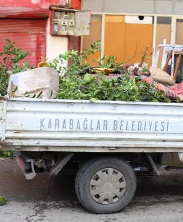 Karabağlar Belediyesi dip köşe temizlik devam ediyor (3)