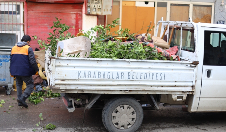 Karabağlar Belediyesi dip köşe temizlik devam ediyor (3)