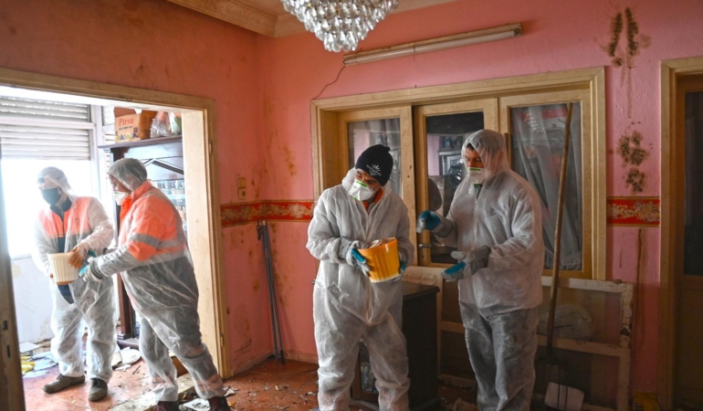 Karabağlar’ da Çöp Ev Tamamen Temizlendi