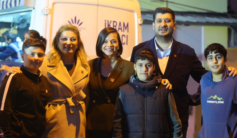 Karabağlar ’daki iftar buluşmasına CHP Kadın Kolları Genel Başkanı Asu Kaya konuk oldu