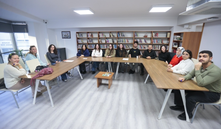 Konak’ta gençler yabancı dilini konuşarak geliştiriyor