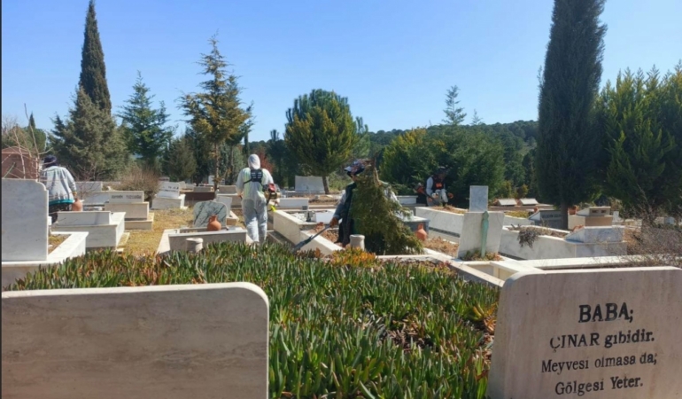 Ayvalık’ta Mezarlıklar Bayram Ziyaretlerine Hazırlandı…