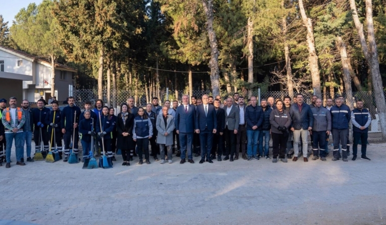 Gaziemir’in mezarlıklarında bayram temizliği