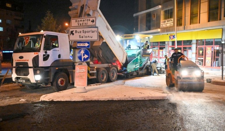 Bornova’da gece asfalt mesaisi