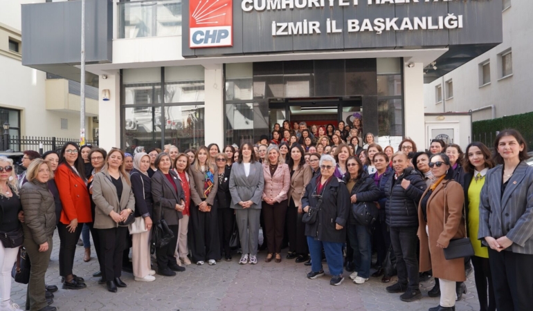 İzmirli kadınlardan gövde gösterisi! CHP saflarına 500 yeni üye