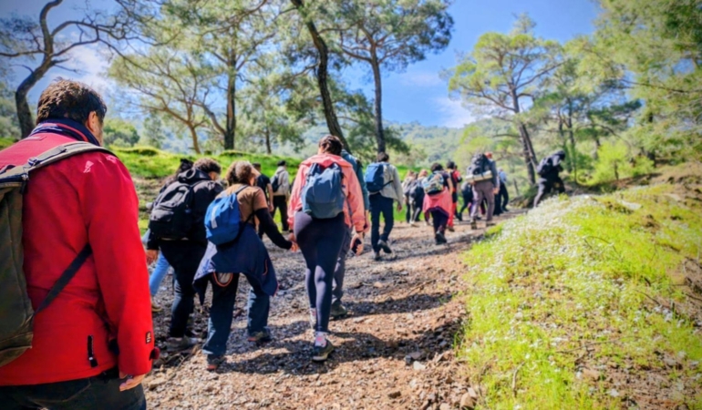 Efes Mimas Yolu’nda bahar yürüyüşü