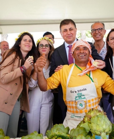 15. Uluslararası Alaçatı Ot Festivali’nde gastronomi rekabeti ve lezzet şöleni başlıyorOze dönüş konseptiyle 13 Alaçatı Ot Festivali başladı11
