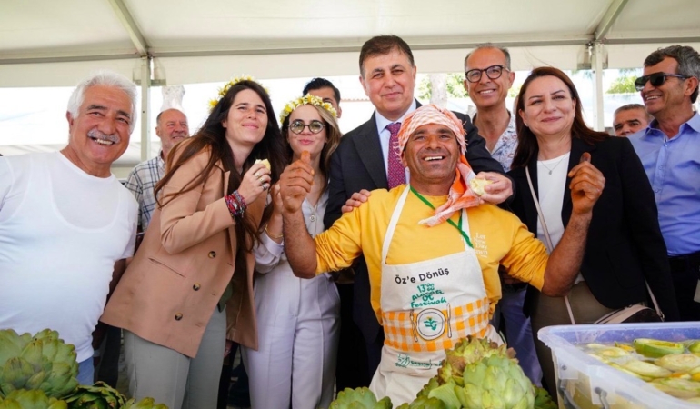 15. Uluslararası Alaçatı Ot Festivali’nde gastronomi rekabeti ve lezzet şöleni başlıyorOze dönüş konseptiyle 13 Alaçatı Ot Festivali başladı11