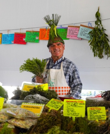 15. Uluslararası Alaçatı Ot Festivali’nde stantlar açıldı, yarışmalar ve etkinlikler hafta sonu boyunca sürüyorIMG_4020