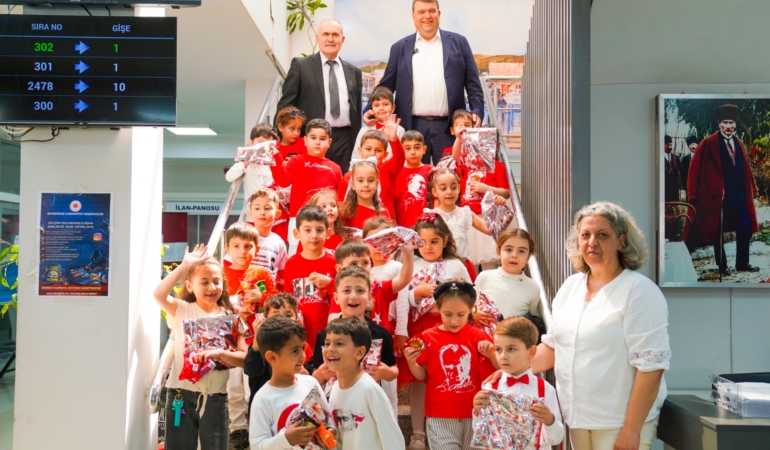 Seferihisar’da 23 Nisan coşkusu: Başkanlık koltuğu çocuklara emanet