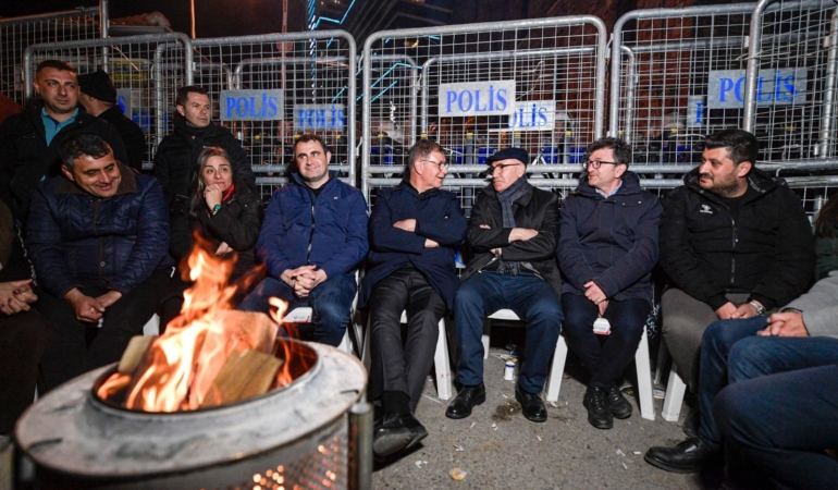 Meslek Fabrikası önünde gece nöbeti