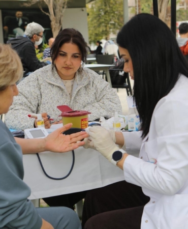 Bayraklı’da Sağlık Haftası’nda Sağlık Hizmeti Vatandaşla Buluştu (1)