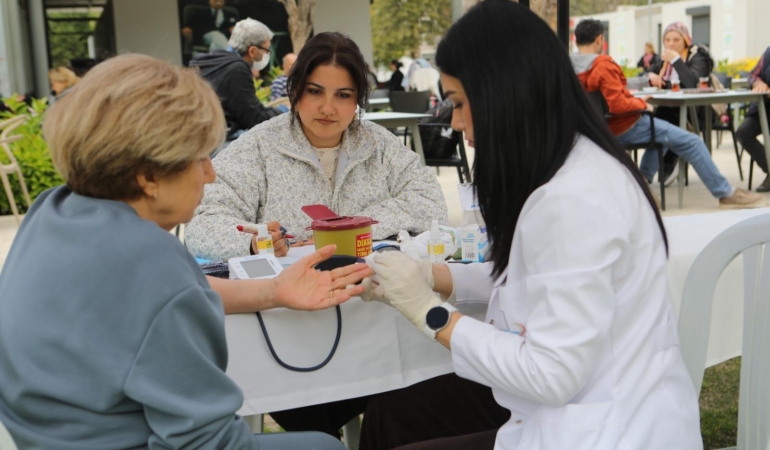 Bayraklı’da Sağlık Haftası’nda Sağlık Hizmeti Vatandaşla Buluştu (1)