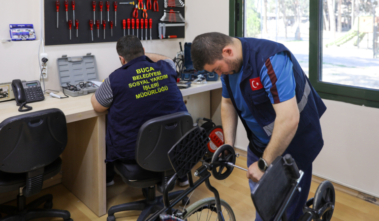Buca’da engelsiz ulaşım hizmeti yenilendi