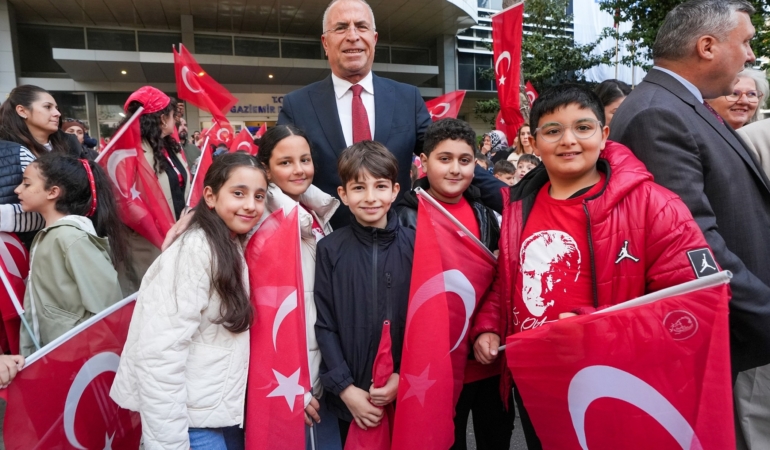 Gaziemir’de 23 Nisan coşkusu kortejle taçlandı