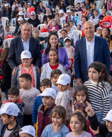 Gaziemir’de şenlik başladı, çocukların neşesi meydanları doldurdu (4)