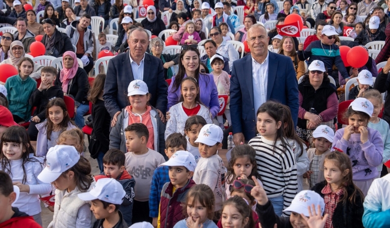 Gaziemir’de şenlik başladı, çocukların neşesi meydanları doldurdu (4)